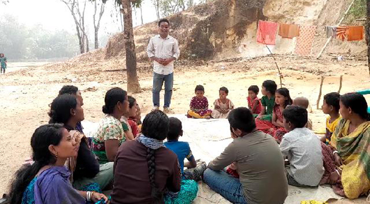 হাজং ভাষাকে টিকিয়ে রাখতে সর্বত্র চেষ্টা করে যাচ্ছেন অন্তর